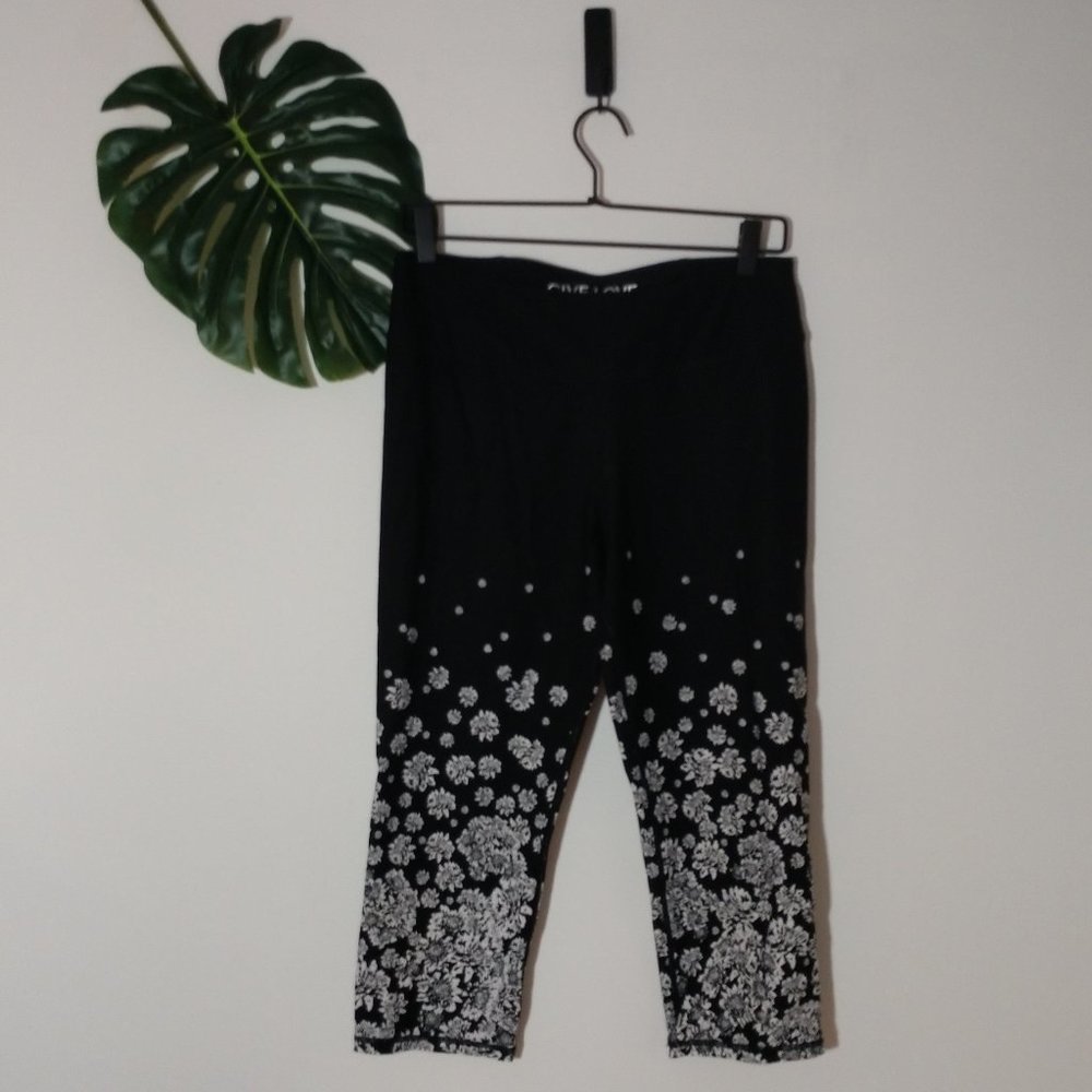 Betsey Johnson Black and White Floral Capris L